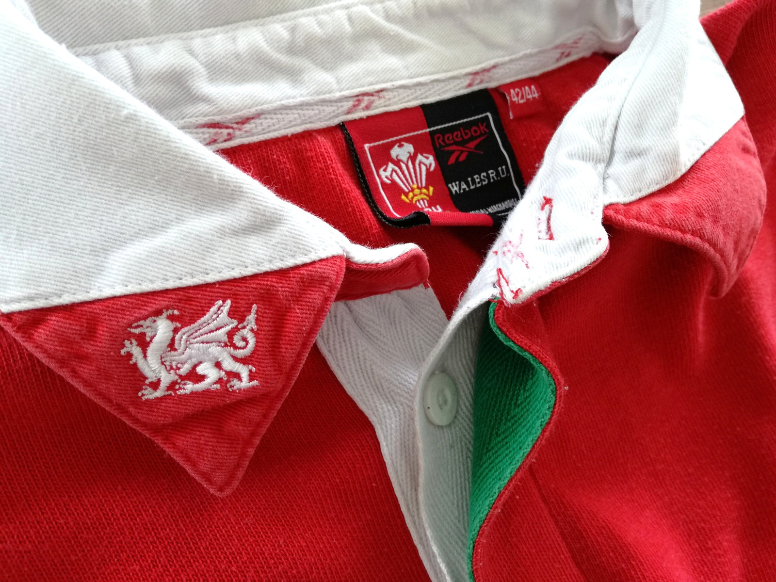 1998/99 Wales Home Rugby Shirt. (L)