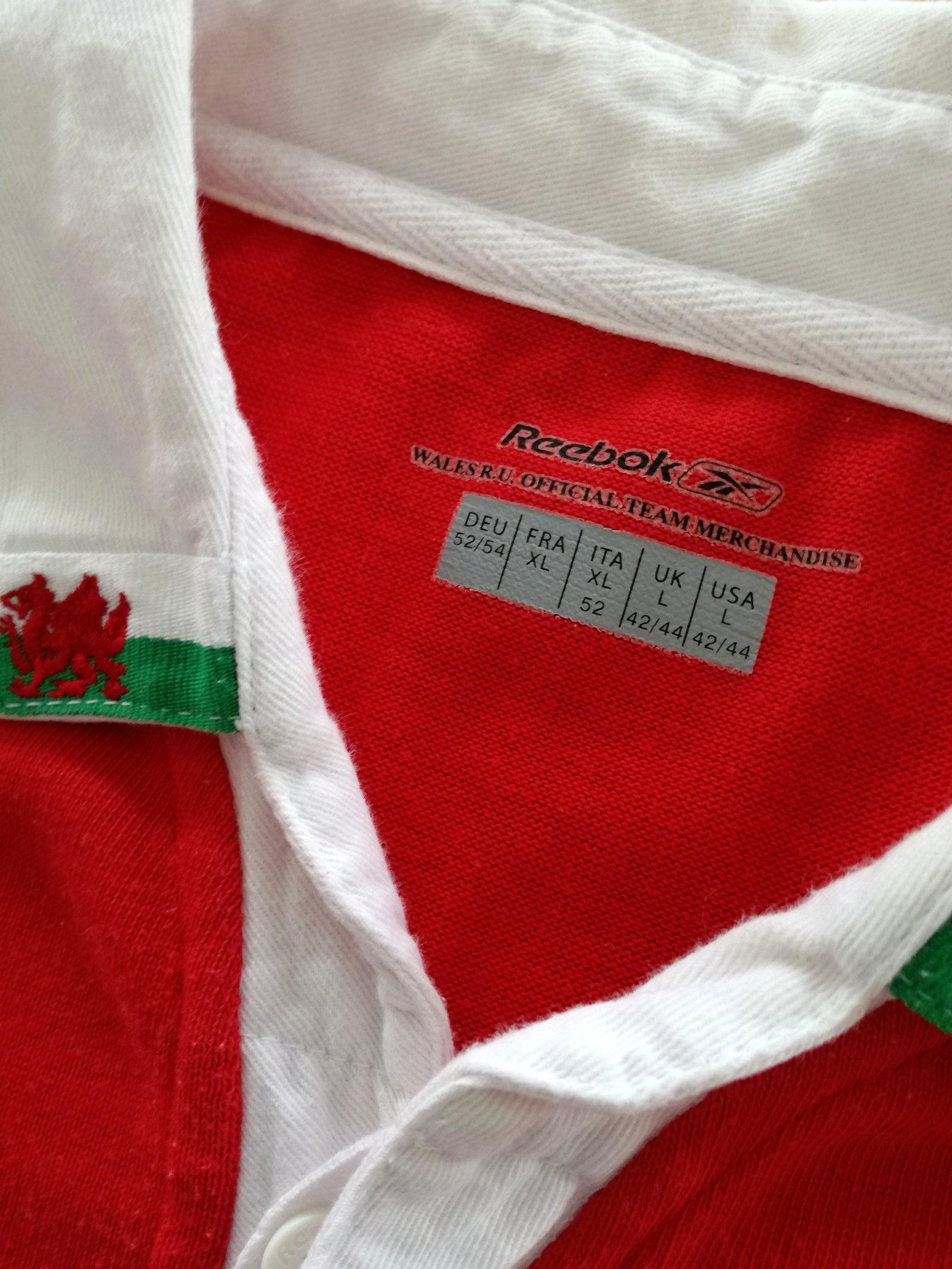 2004/05 Wales Home Rugby Shirt. (L)